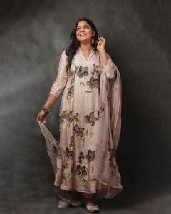 aparna-balamurali-in-Black-Lilies-On-Lilac-Silk-Kurta-photos-005