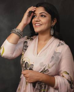 aparna-balamurali-in-Black-Lilies-On-Lilac-Silk-Kurta-photos-006