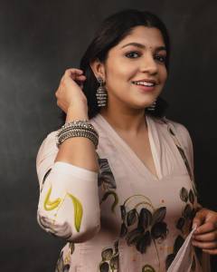 aparna-balamurali-in-Black-Lilies-On-Lilac-Silk-Kurta-photos-007