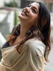 aparna-balamurali-in-classic-off-white-traditional-saree-embellished-with-delicate-red-polka-dot-motifs-and-a-contrasting-black-border-photos-001