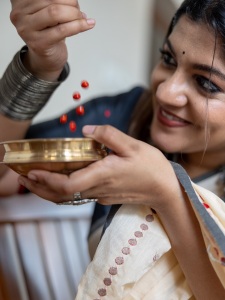 aparna-balamurali-in-classic-off-white-traditional-saree-embellished-with-delicate-red-polka-dot-motifs-and-a-contrasting-black-border-photos-004