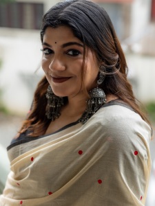 aparna-balamurali-in-classic-off-white-traditional-saree-embellished-with-delicate-red-polka-dot-motifs-and-a-contrasting-black-border-photos-005