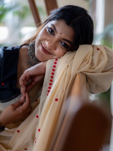aparna-balamurali-in-classic-off-white-traditional-saree-embellished-with-delicate-red-polka-dot-motifs-and-a-contrasting-black-border-photos-007