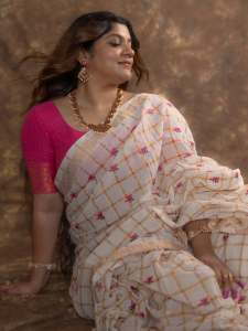 aparna-balamurali-in-ivory-organza-saree-contrasting-magenta-pink-silk-blouse-and-Soft-smoky-eye-warm-muted-nude-pink-lip-color-pics-001