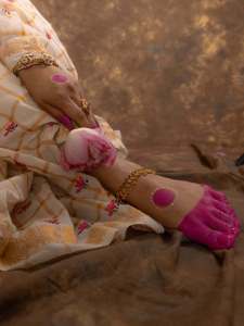 aparna-balamurali-in-ivory-organza-saree-contrasting-magenta-pink-silk-blouse-and-Soft-smoky-eye-warm-muted-nude-pink-lip-color-pics-002