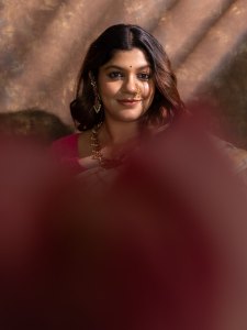 aparna-balamurali-in-ivory-organza-saree-contrasting-magenta-pink-silk-blouse-and-Soft-smoky-eye-warm-muted-nude-pink-lip-color-pics-003