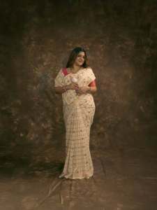 aparna-balamurali-in-ivory-organza-saree-contrasting-magenta-pink-silk-blouse-and-Soft-smoky-eye-warm-muted-nude-pink-lip-color-pics-004