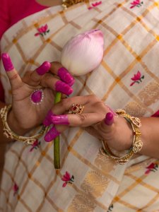 aparna-balamurali-in-ivory-organza-saree-contrasting-magenta-pink-silk-blouse-and-Soft-smoky-eye-warm-muted-nude-pink-lip-color-pics-005