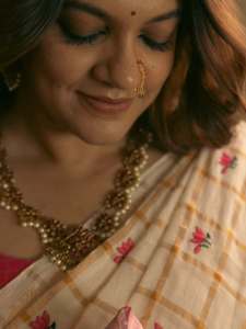 aparna-balamurali-in-ivory-organza-saree-contrasting-magenta-pink-silk-blouse-and-Soft-smoky-eye-warm-muted-nude-pink-lip-color-pics-006