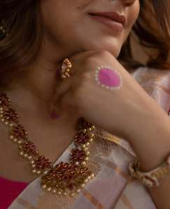 aparna-balamurali-in-ivory-organza-saree-contrasting-magenta-pink-silk-blouse-and-Soft-smoky-eye-warm-muted-nude-pink-lip-color-pics-008