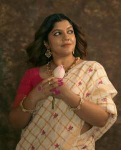aparna-balamurali-in-ivory-organza-saree-contrasting-magenta-pink-silk-blouse-and-Soft-smoky-eye-warm-muted-nude-pink-lip-color-pics-009
