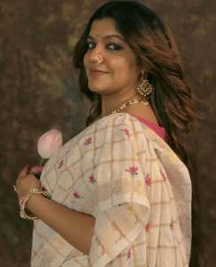 aparna-balamurali-in-ivory-organza-saree-contrasting-magenta-pink-silk-blouse-and-Soft-smoky-eye-warm-muted-nude-pink-lip-color-pics-010