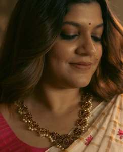 aparna-balamurali-in-ivory-organza-saree-contrasting-magenta-pink-silk-blouse-and-Soft-smoky-eye-warm-muted-nude-pink-lip-color-pics-012