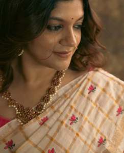 aparna-balamurali-in-ivory-organza-saree-contrasting-magenta-pink-silk-blouse-and-Soft-smoky-eye-warm-muted-nude-pink-lip-color-pics-015