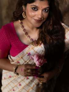 aparna-balamurali-in-ivory-organza-saree-contrasting-magenta-pink-silk-blouse-and-Soft-smoky-eye-warm-muted-nude-pink-lip-color-pics