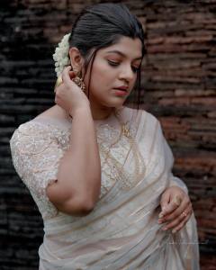 aparna-balamurali-latest-onam-2022-photos-in-Tiya-neil-karikkassery-saree-002