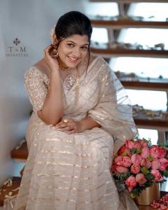 aparna-balamurali-latest-onam-2022-photos-in-Tiya-neil-karikkassery-saree-003
