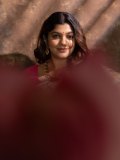 aparna-balamurali-in-ivory-organza-saree-contrasting-magenta-pink-silk-blouse-and-Soft-smoky-eye-warm-muted-nude-pink-lip-color-pics-003