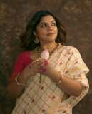 aparna-balamurali-in-ivory-organza-saree-contrasting-magenta-pink-silk-blouse-and-Soft-smoky-eye-warm-muted-nude-pink-lip-color-pics-009