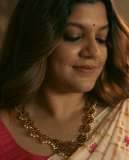 aparna-balamurali-in-ivory-organza-saree-contrasting-magenta-pink-silk-blouse-and-Soft-smoky-eye-warm-muted-nude-pink-lip-color-pics-012