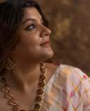 aparna-balamurali-in-ivory-organza-saree-contrasting-magenta-pink-silk-blouse-and-Soft-smoky-eye-warm-muted-nude-pink-lip-color-pics-013