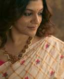 aparna-balamurali-in-ivory-organza-saree-contrasting-magenta-pink-silk-blouse-and-Soft-smoky-eye-warm-muted-nude-pink-lip-color-pics-015