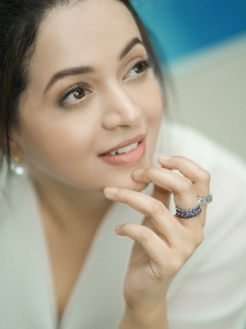 actress-bhavana-in-peacock-colour-skirt-with-pure-white-top-photos-005