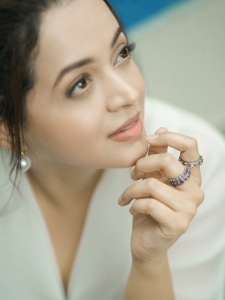 actress-bhavana-in-peacock-colour-skirt-with-pure-white-top-photos-013