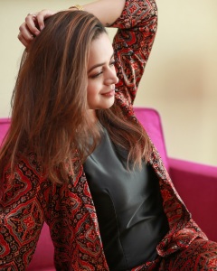 actress-bhavana-in-stylish-blazer-and-pants-dress-style-images-016