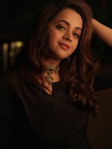 actress-bhavana-latest-stylish-dress-photos-006