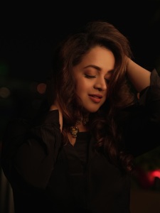actress-bhavana-latest-stylish-dress-photos-011