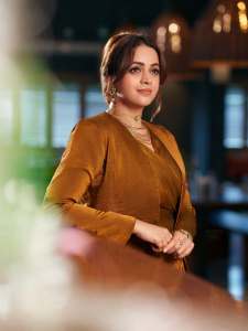 bhavana-actress-in-rich-mustard-brown-symmetrical-tulip-style-draped-dhoti-skirt-dress-photos-015