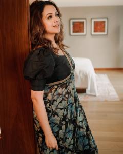 bhavana-in-black-saree-with-black-blouse-images-001