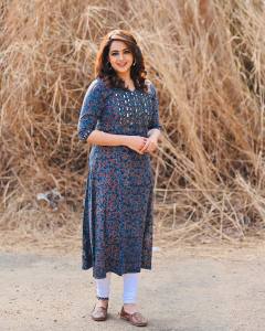 bhavana-in-kurta-photos-004