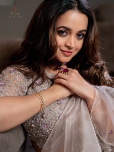 bhavana-in-silver-colour-party-wear-lehenga-photos-015