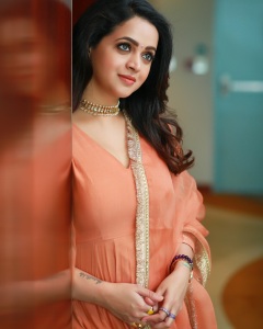 bhavana-latest-photos-in-coustom-made-peach-colour-churidar-from-Mannath-Luxe-002