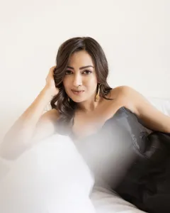 catherine-tresa-in-black-off-shoulder-dress-style-photos-006