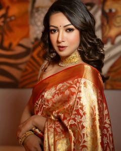 catherine-tresa-in-pattu-saree-photos-001