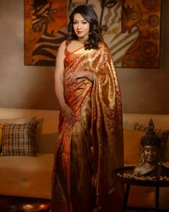 catherine-tresa-in-pattu-saree-photos-002