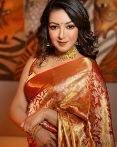catherine-tresa-in-pattu-saree-photos