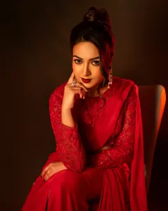 catherine-tresa-in-red-lehenga-saree-ready-to-wear-photos-009
