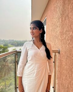 actress-deepti-sati-pics-in-a-whie-with-blue-border-gown-002