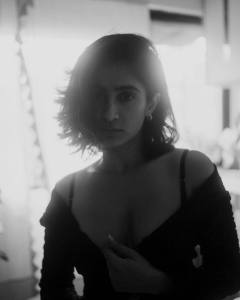 deepti-sati-in-black-short-top-with-jeans-style-photos-001