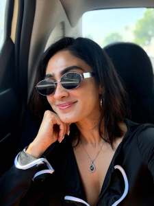 deepti-sati-in-black-short-top-with-jeans-style-photos-002