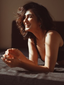 deepti-sati-in-black-short-top-with-jeans-style-photos-003