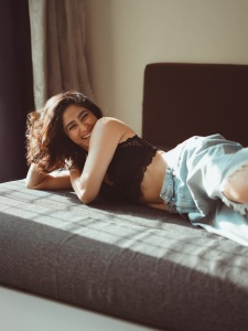 deepti-sati-in-black-short-top-with-jeans-style-photos-008