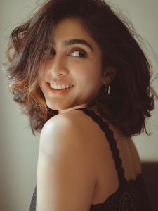 deepti-sati-in-black-short-top-with-jeans-style-photos-011