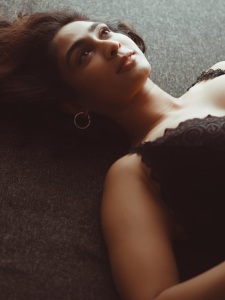 deepti-sati-in-black-short-top-with-jeans-style-photos-012