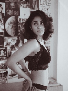 deepti-sati-in-black-short-top-with-jeans-style-photos-014