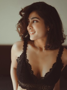 deepti-sati-in-black-short-top-with-jeans-style-photos-017